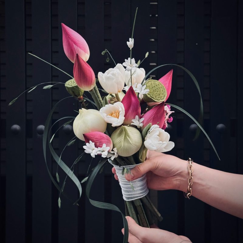 Lotus Promise – Bó Hoa Cưới Sen Hồng Mix Tulip | Hoa Hoa Lá Lá