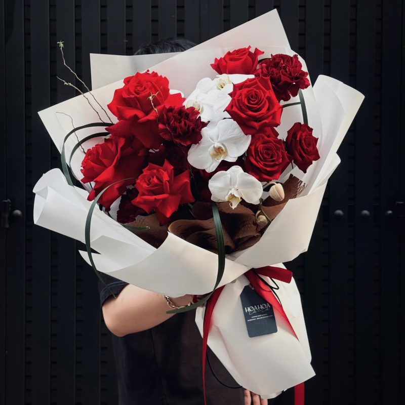 A Love Written in Velvet – Bó Hoa Hồng Nhung Mix Lan Hồ Điệp | Hoa Hoa Lá Lá