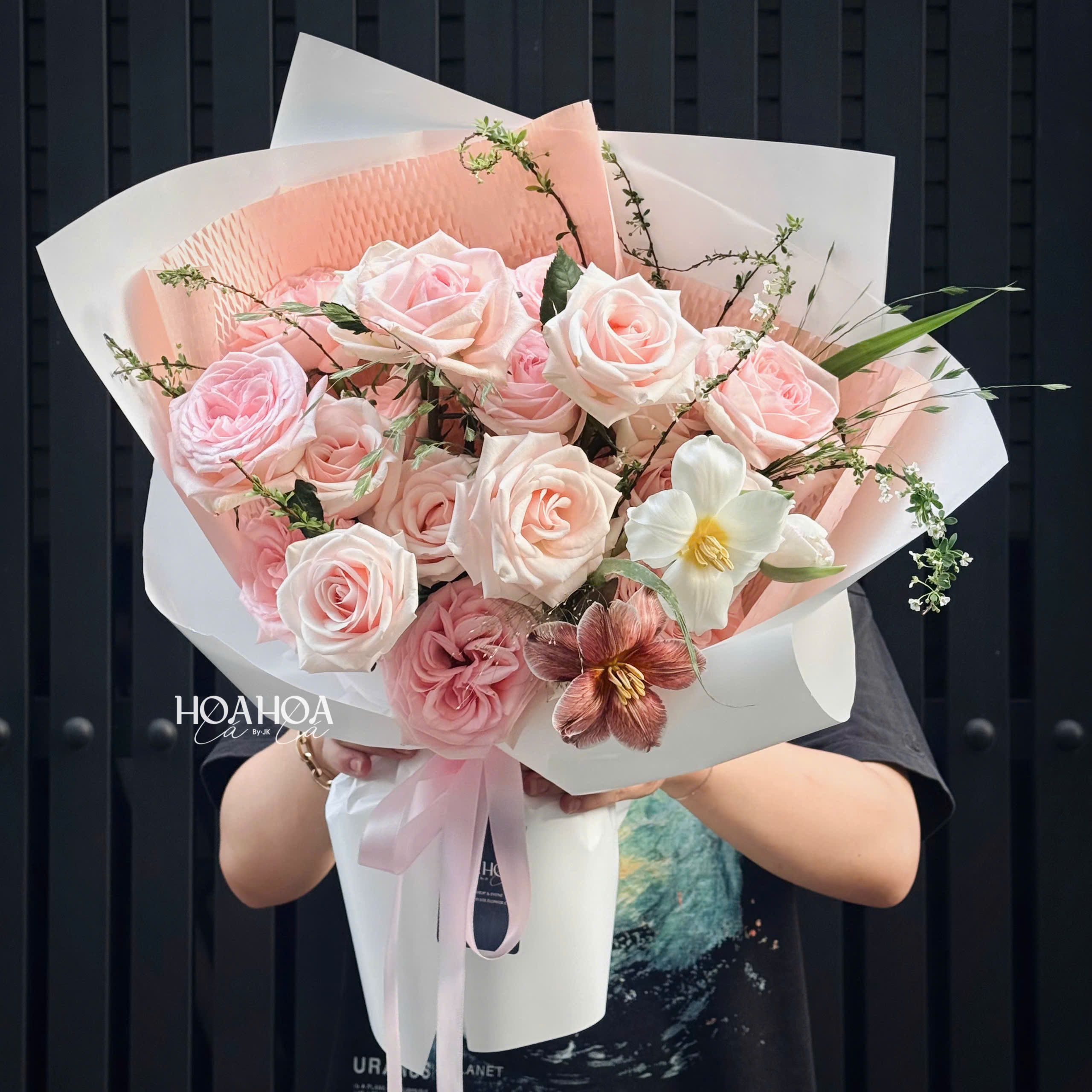 Sweet Bloom – Bó Hoa Hồng Ohara Mix Tulip | Hoa Hoa Lá Lá 1 Sweet Bloom – Bó Hoa Hồng Ohara Mix Tulip | Hoa Hoa Lá Lá